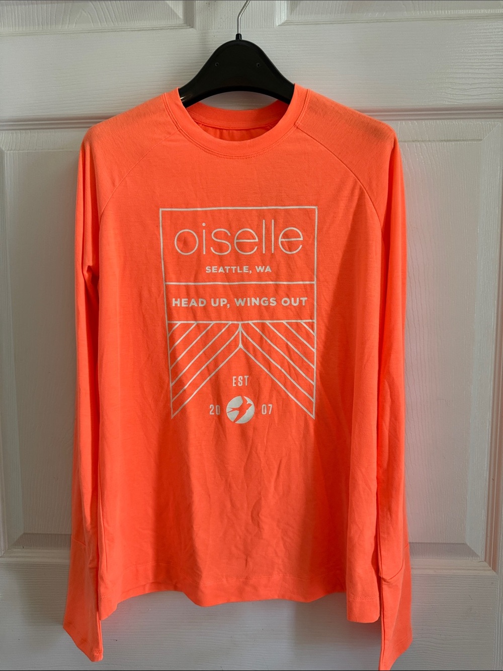 NWT oiselle Flag Crest Long Sleeve Crew Shirt - Crackle